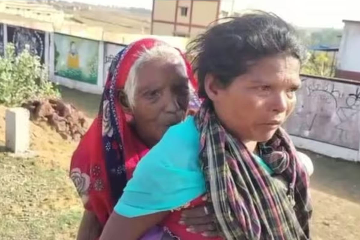 পিঠে নবতিপর শাশুড়ি, ছত্তিশগড়ে পেনশনের টাকা তুলতে ৯ কিমি হেঁটে ব্যাঙ্কে বউমা! ভাইরাল ভিডিও
