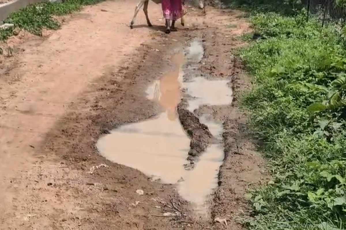 গায়েব ঠিকাদার, দুর্গাপুরে মাঝপথে থমকে রাস্তার কাজ, তৃণমূলকে ‘কাটমানি’ তোপ বিজেপির