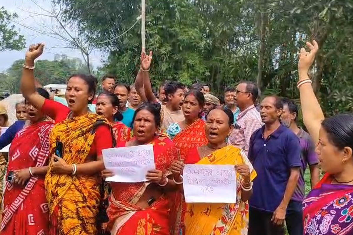 শুভেন্দু কাটমানি ফাইলস খুলতেই ‘ঘুষের টাকা’ ফেরত চেয়ে তৃণমূল নেতার বাড়ি ঘেরাও গ্রামবাসীদের