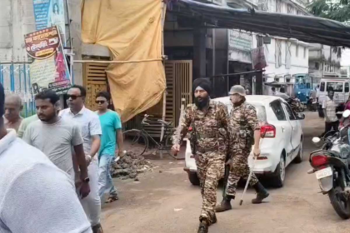 এগরার আইসির বিরুদ্ধে পক্ষপাতিত্বের অভিযোগ, স্ট্রংরুমের সামনে তুলকালাম তৃণমূলের