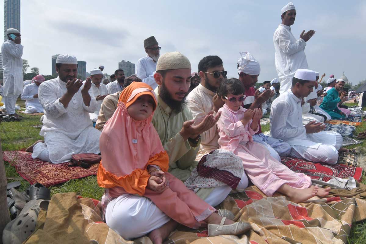 বদলের বাংলায় রেড রোড আটকে নয়, নমাজ পড়া হল ব্রিগেডের ময়দানে