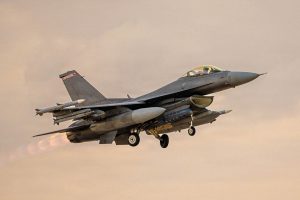 পাক F-16 বিমানের ‘শক্তিবৃদ্ধি’ আমেরিকার! শাহবাজের নয়া চুক্তিতে কতটা বিপদ ভারতের?