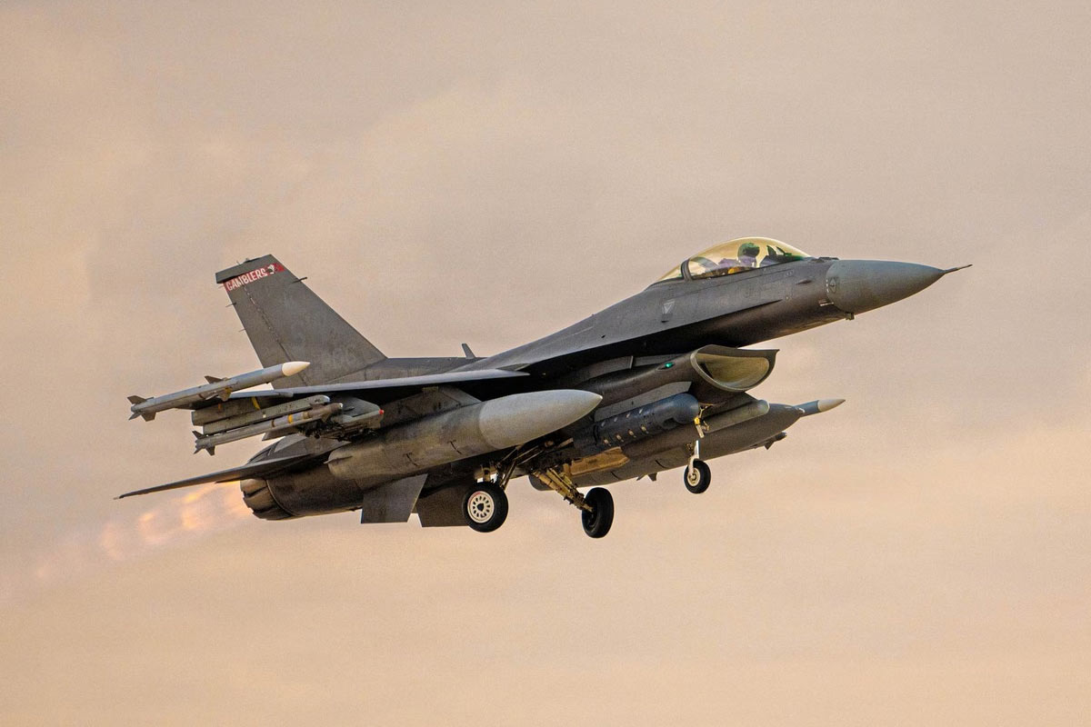 পাক F-16 বিমানের ‘শক্তিবৃদ্ধি’ আমেরিকার! শাহবাজের নয়া চুক্তিতে কতটা বিপদ ভারতের?