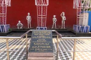 শৌচালয়ের সামনে কিম্ভূত-কিমাকার নগ্ন মূর্তি! তৈরি করেছিলেন অরূপ বিশ্বাস, ভাঙল পুরসভা