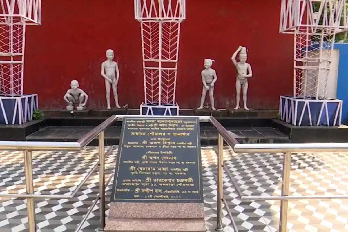 শৌচালয়ের সামনে কিম্ভূত-কিমাকার নগ্ন মূর্তি! তৈরি করেছিলেন অরূপ বিশ্বাস, ভাঙল পুরসভা