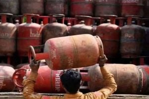 গ্যাসের মূল্যে স্বস্তি আমজনতার! একধাক্কায় ১৮৩ টাকা কমল সিলিন্ডারের দাম