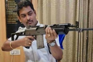 হাতে রাইফেল নিয়ে ছবি পোস্ট, কালীঘাট থানার সেই ‘বিতর্কিত’ ওসিকে নবান্নে বদলি