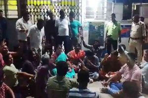 নাবালিকার ‘শ্লীলতাহানি’, হরিপালে কেন্দ্রীয় বাহিনীর জওয়ানকে গাছে বেঁধে বিক্ষোভ
