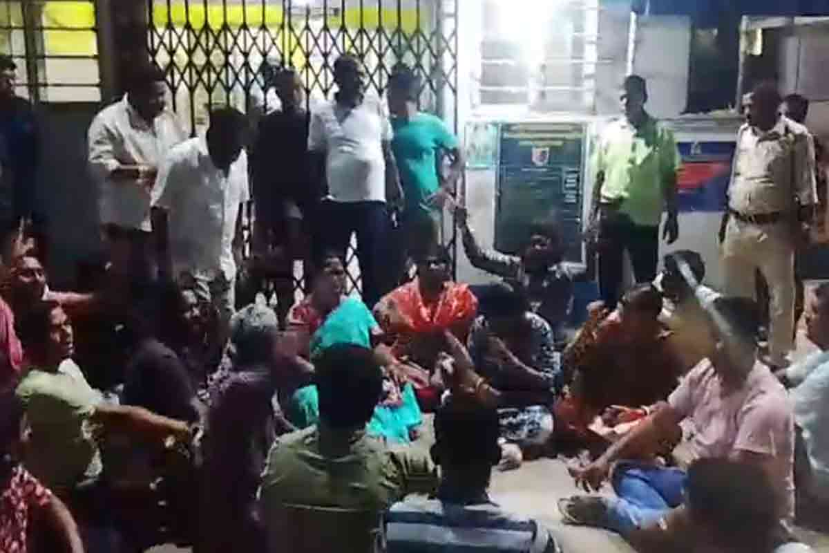 নাবালিকার ‘শ্লীলতাহানি’, হরিপালে কেন্দ্রীয় বাহিনীর জওয়ানকে গাছে বেঁধে বিক্ষোভ
