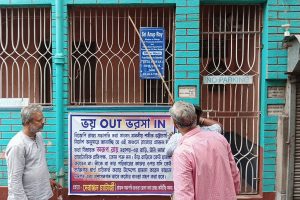 ‘রাজনৈতিক প্রতিপক্ষ, শত্রু নন’, হিংসা রোধে প্রসূন-অরূপ-সুজয়ের বাড়িতে পোস্টার বিজেপির