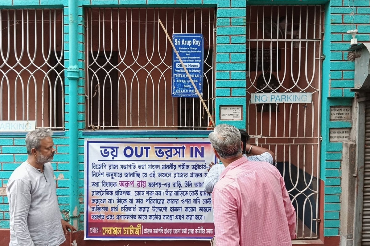 ‘রাজনৈতিক প্রতিপক্ষ, শত্রু নন’, হিংসা রোধে প্রসূন-অরূপ-সুজয়ের বাড়িতে পোস্টার বিজেপির