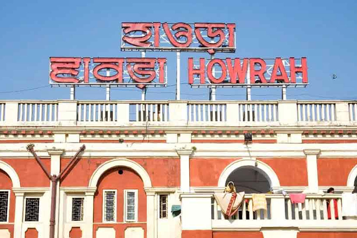 হাওড়া স্টেশনে দূরপাল্লার ট্রেনে ধোঁয়া, আলাদা করা হল বগি, আতঙ্কে যাত্রীরা!