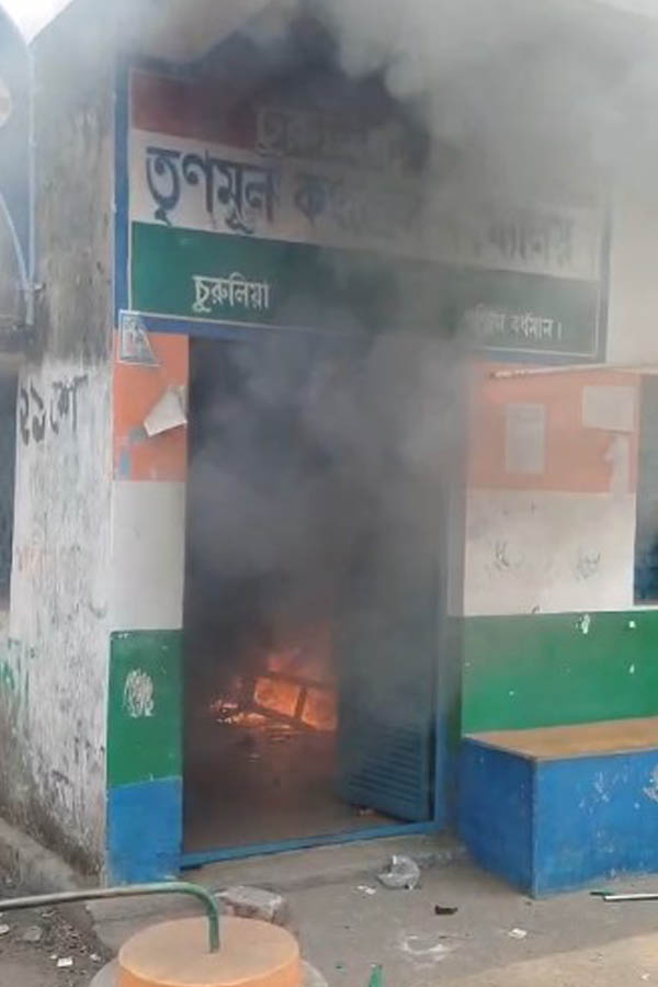 তৃণমূল অফিসে আগুন