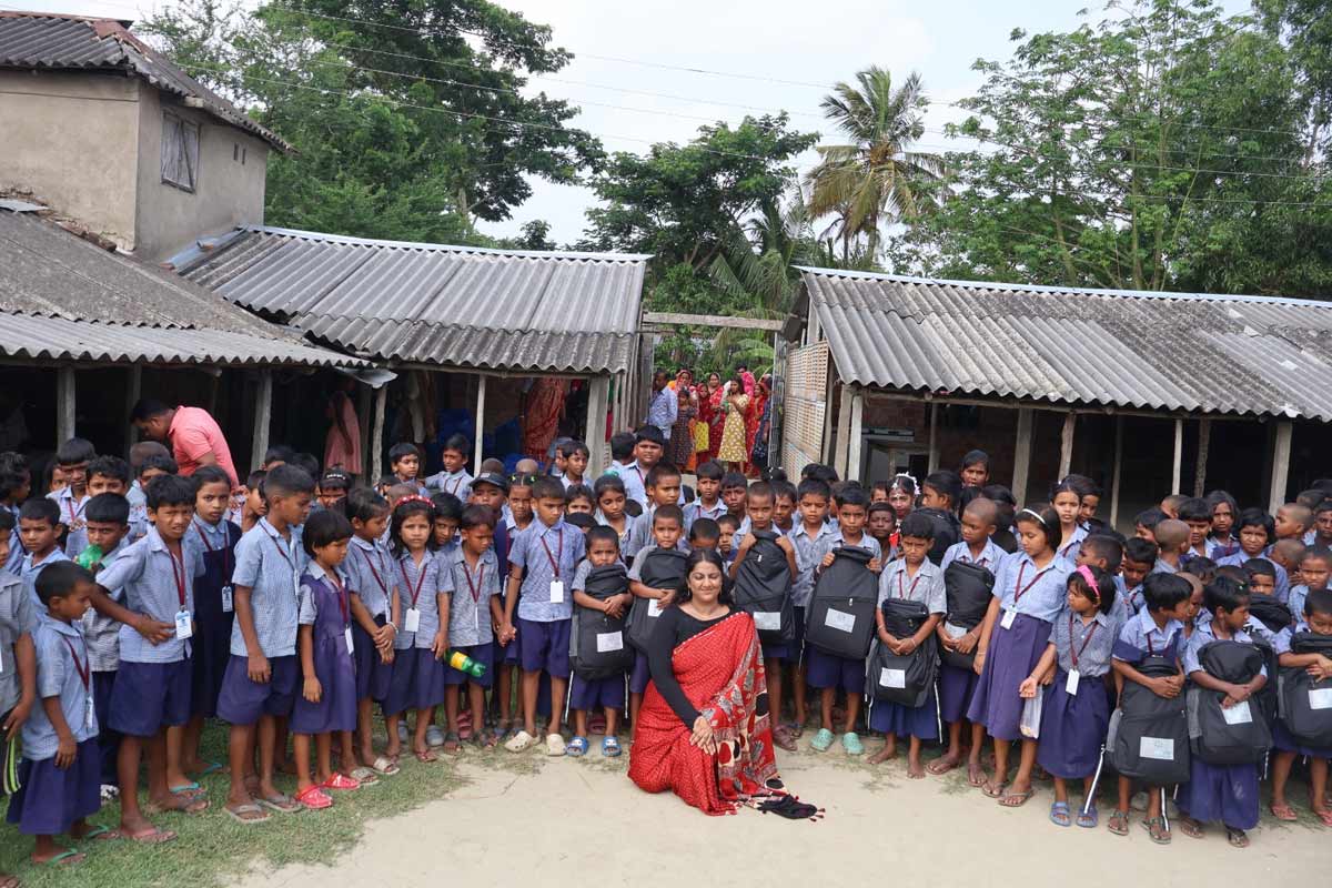 খুদে পড়ুয়াদের মুখে চওড়া হাসি, শ্যামনগরে মানবিক হাত বাড়াল ‘জনজাগৃতি’