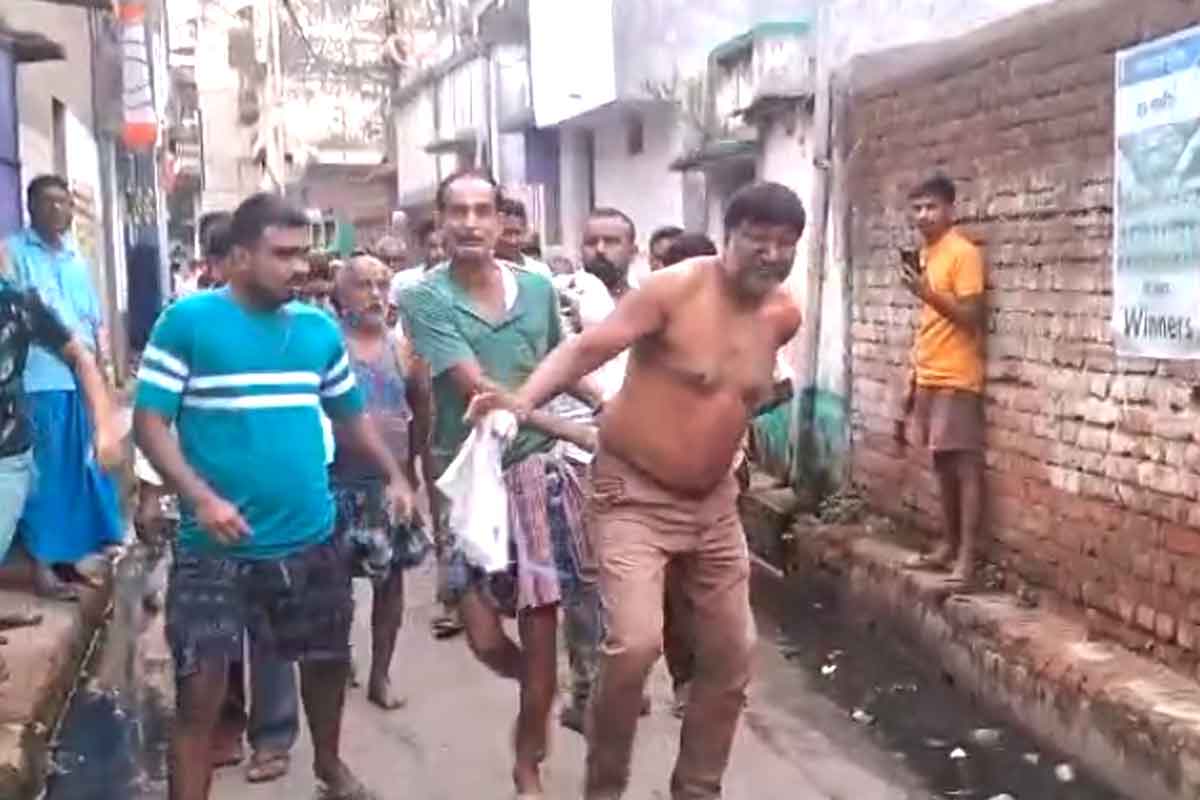 তৃণমূল কাউন্সিলরের শাগরেদকে জুতোপেটা, ‘কাটমানি’র টাকা আদায় করতে জামা খুলে দৌড় করালেন জনতা!