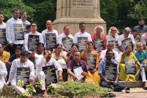 ফাটল আরও চওড়া, পথের লড়াইয়েও ‘ভগ্নদূত’ তৃণমূল! বিধানসভায় ধরনায় অনুপস্থিত ৫০ বিধায়ক