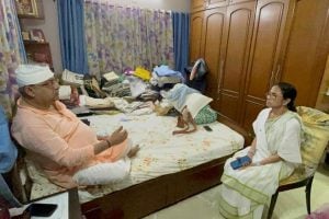 আহত কল্যাণের বাড়িতে মমতা, তৃণমূল সাংসদের উপর হামলার তীব্র নিন্দা নেত্রীর