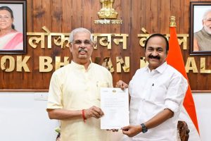‘ছয় দশকে প্রথম একসঙ্গে মন্ত্রিসভার শপথ’, কেরল-কোন্দল ওড়ালেন ভাবী মুখ্যমন্ত্রী সতীশন