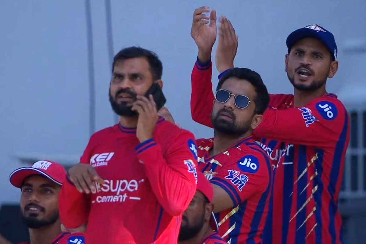 ম্যাচ চলাকালীন কানে মোবাইল, লখনউ সদস্যের কাণ্ডে ফের বিতর্ক! কড়া ব্যবস্থা নেবে বিসিসিআই?