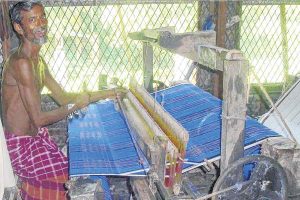 লুঙ্গি পরে ভোট দিতে যাওয়ায় বাধা! গণতন্ত্রের ভিত্তিই প্রশ্নবিদ্ধ?