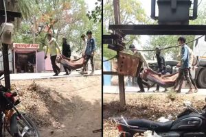 জুটল না অ্যাম্বুল্যান্স, মেলেনি স্ট্রেচারও, আদিবাসী কিশোরীর দেহ কাঁধে করে শেষকৃত্যে পরিবার!