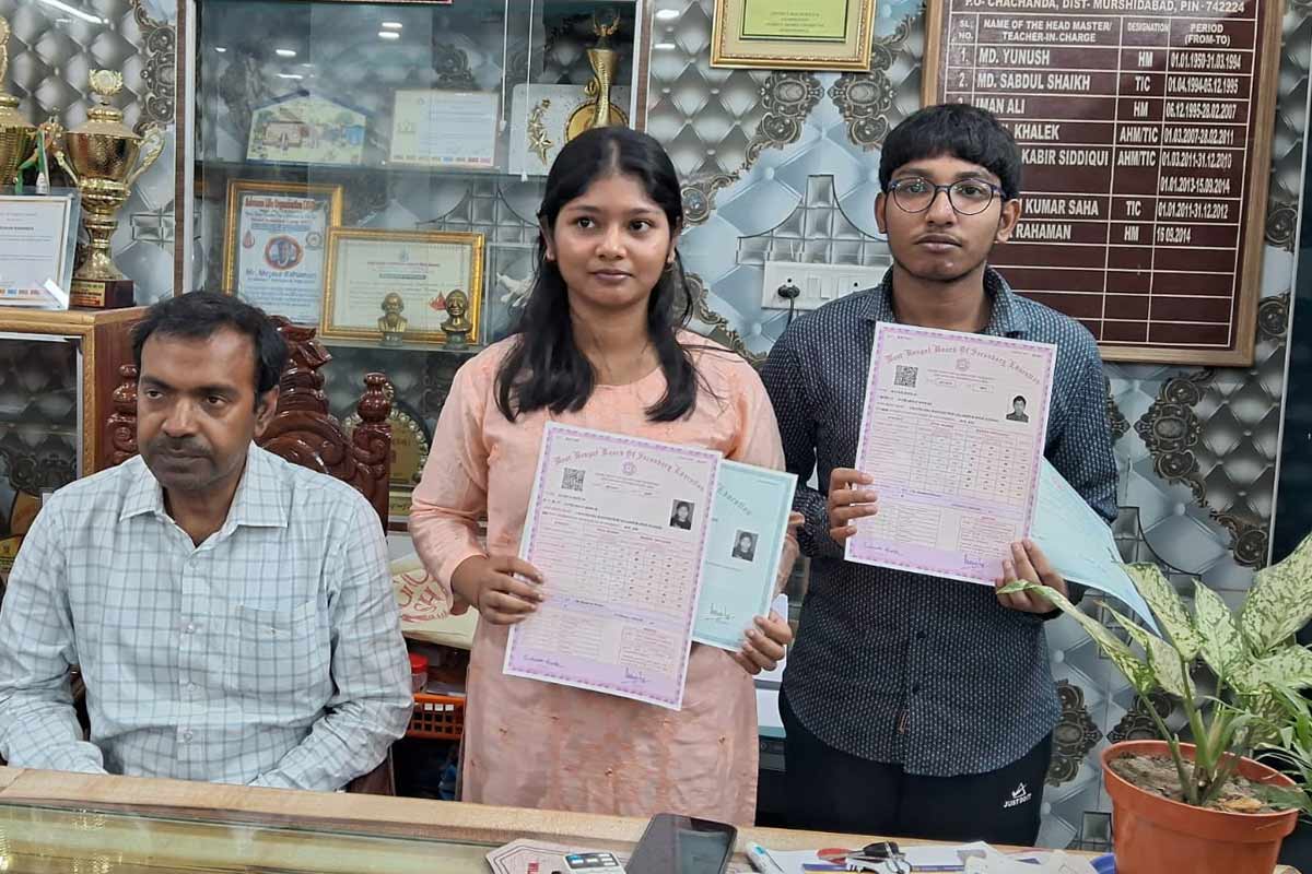 হুবহু এক! মাধ্যমিকে একই নম্বর পেয়ে তাক লাগাল সামশেরগঞ্জের যমজ ভাইবোন