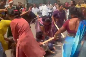মন্দিরে ঢোকার ‘শাস্তি’! মহিলাকে অর্ধনগ্ন করে জুতোর মালা পরিয়ে ঘোরানো হল মহারাষ্ট্রে
