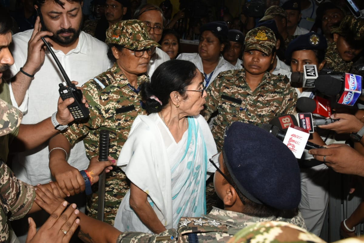 ‘আমাকে মেরেছে’, গণনাকেন্দ্র থেকে বেরিয়ে বিস্ফোরক মমতা