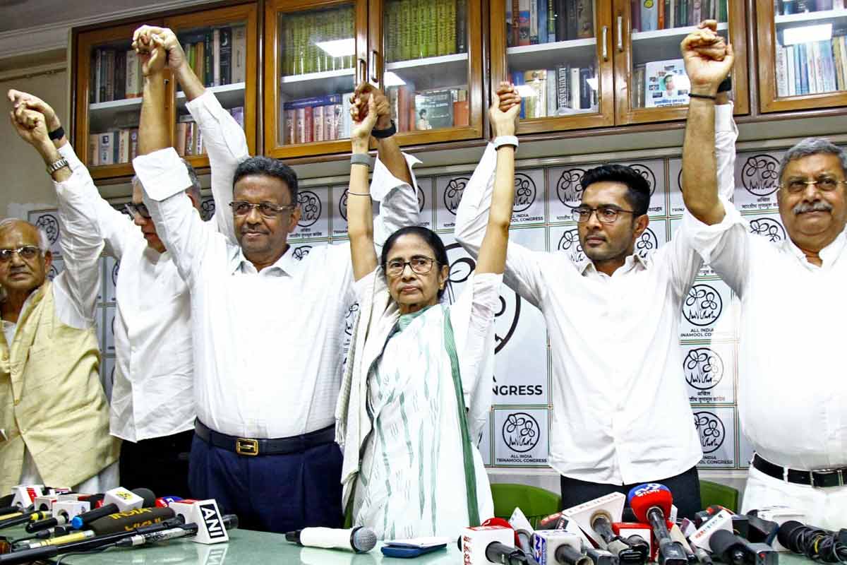 ‘আমরা তো হারিনি, রাজভবনে যাব না, আমি ইস্তফা দেব না’, কালীঘাট থেকে বিস্ফোরক মমতা