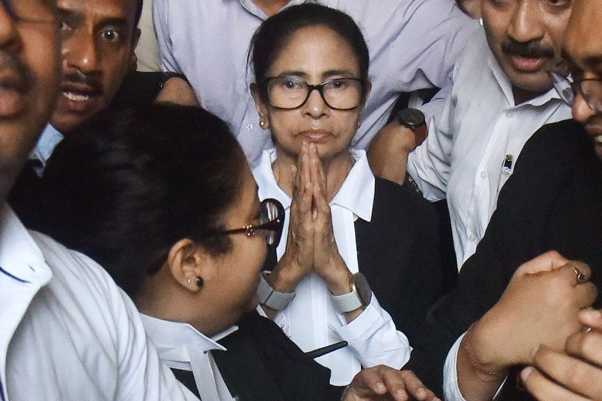 এজলাসে দাঁড়িয়ে সওয়াল মমতার, ভোট পরবর্তী হিংসা মামলায় রাজ্যের কাছে জবাব তলব হাই কোর্টের