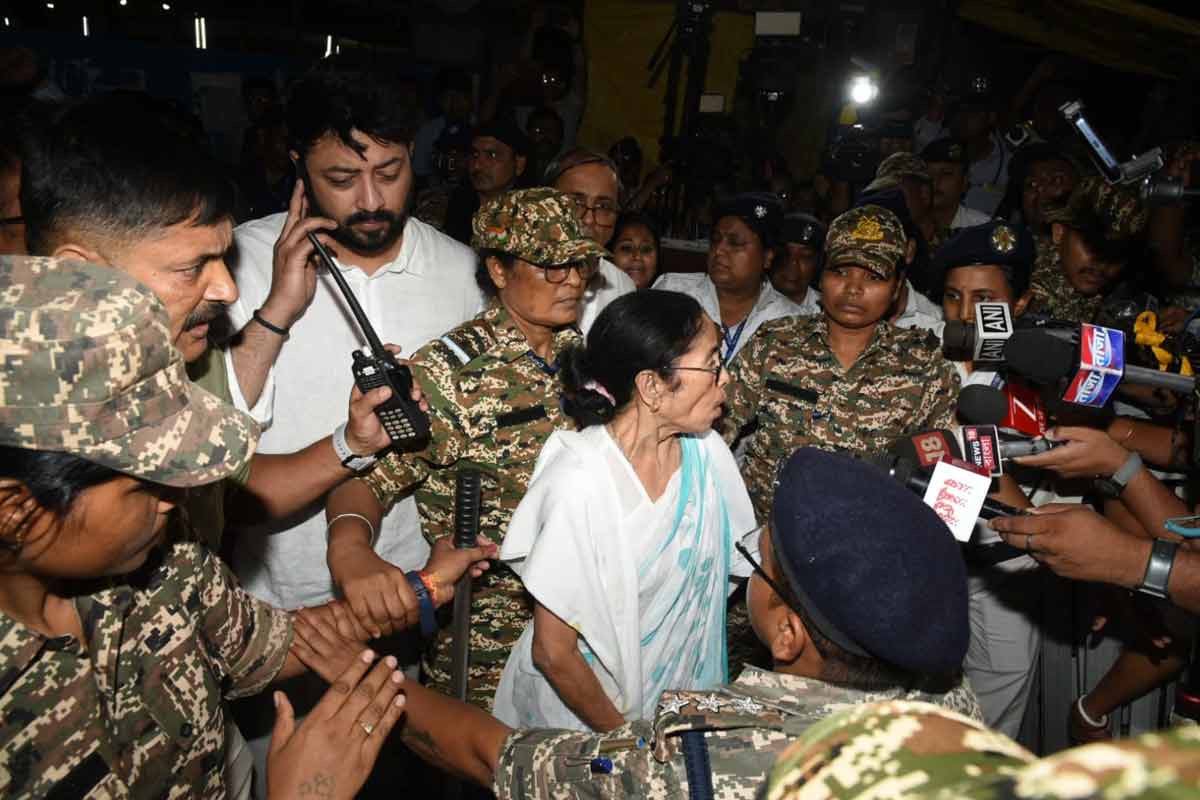 'আমাকে মেরেছে', বিস্ফোরক মমতা