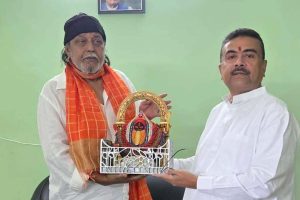 ‘নেপথ্য কারিগর’কে জয়ের কৃতিত্ব দিতে মিঠুনের বাড়িতে শুভেন্দু, পালটা ‘সেরা মুখ্যমন্ত্রী’র সার্টিফিকেট ‘মহাগুরু’র