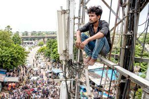এক প্যাকেট গাঁজার দাবিতে মোবাইল টাওয়ারে চড়লেন যুবক, কী ঘটল তারপর? ভাইরাল ভিডিও