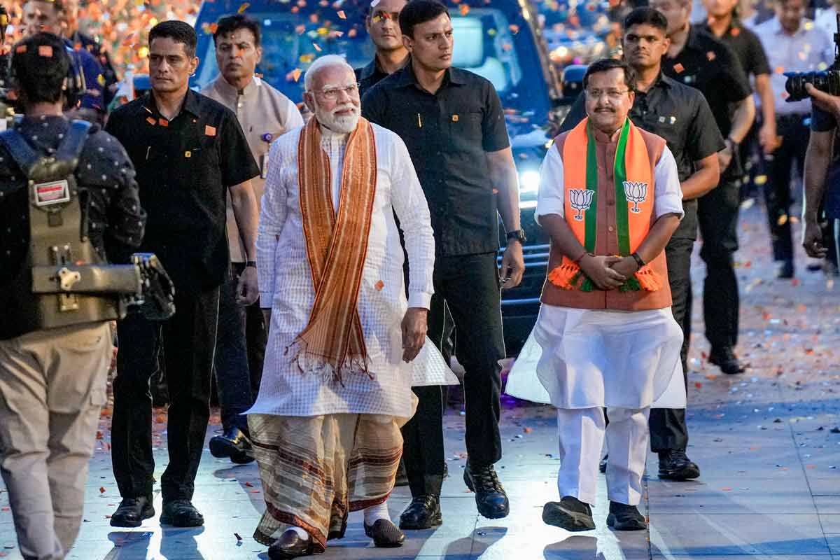 বঙ্গ জয়ে ময়ূরপুচ্ছ ধুতিতে ‘বাঙালি বাবু’ মোদি, দিল্লির বিজেপি দপ্তরে বাজল বাংলা গান