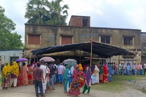 ‘হয়রানি ছাড়া আর কিছুই নয়’, মগরাহাটে পুনর্নির্বাচনে ভাইঝির কাঁধে চড়ে বুথে এসে ক্ষোভ আয়েশার