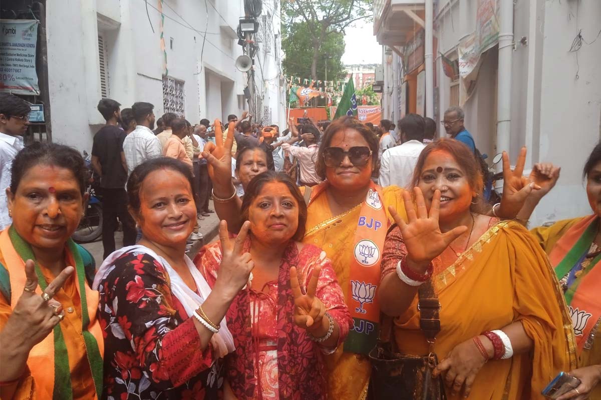 এগিয়ে সন্তোষ পাঠক