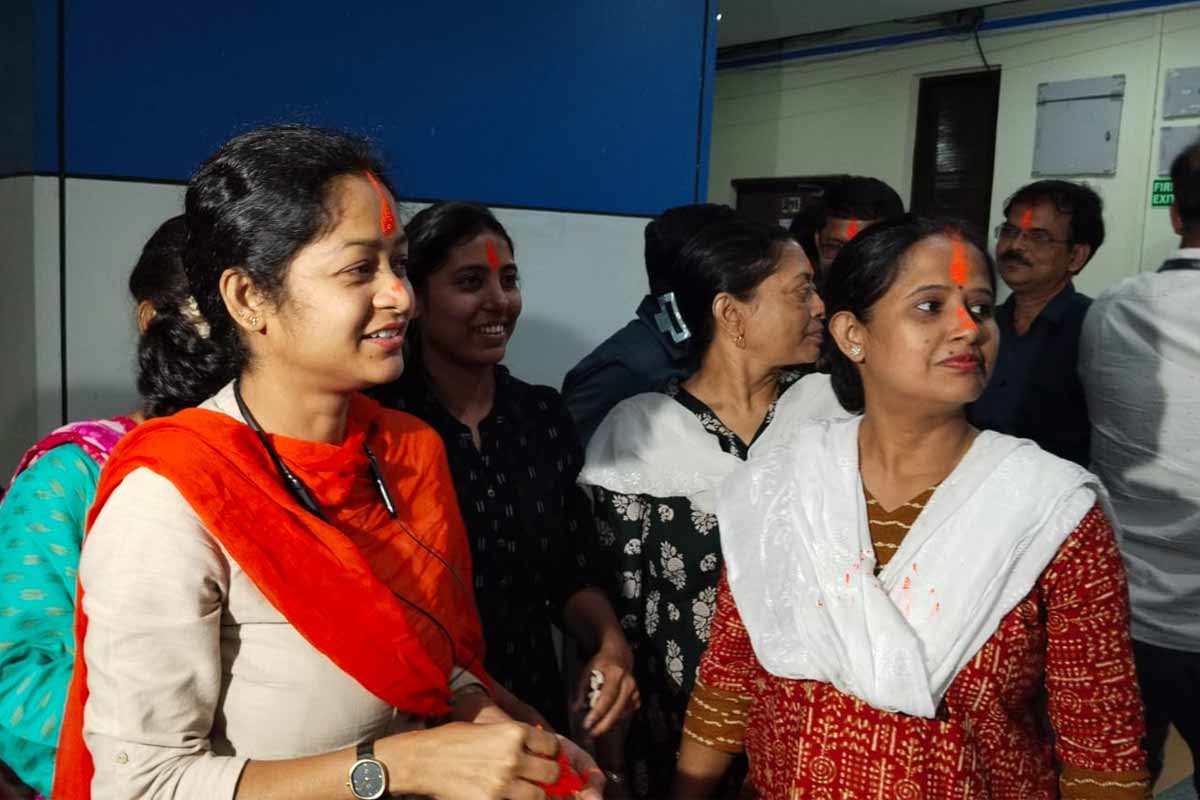 নবান্নে ‘জয় শ্রীরাম’, গেরুয়া আবিরে অকালহোলিতে মাতলেন সরকারি কর্মীরা