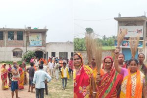 মদের দোকানের আড়ালে মধুচক্র, ঘণ্টা হিসাবে ঘর ভাড়া! ঝাঁটা হাতে প্রতিবাদ স্থানীয় মহিলাদের