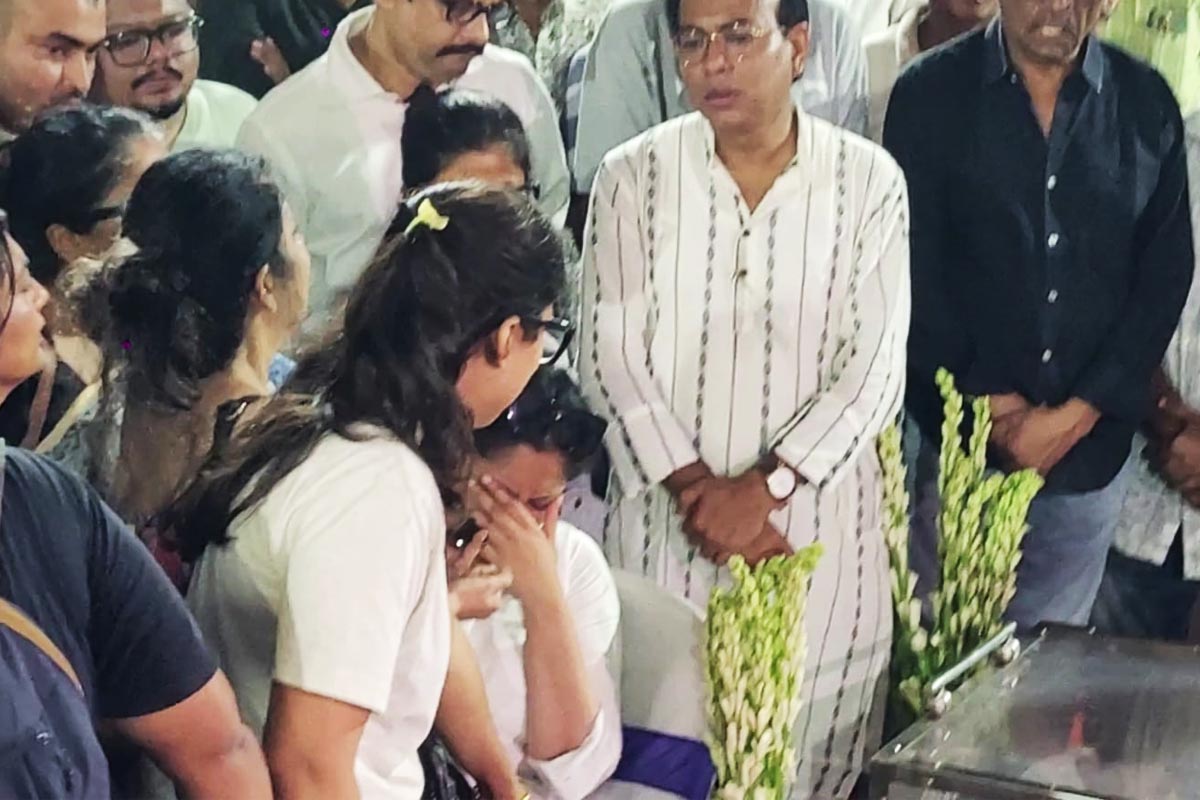 Anik Dutta's daughter got emotional during his last rites
