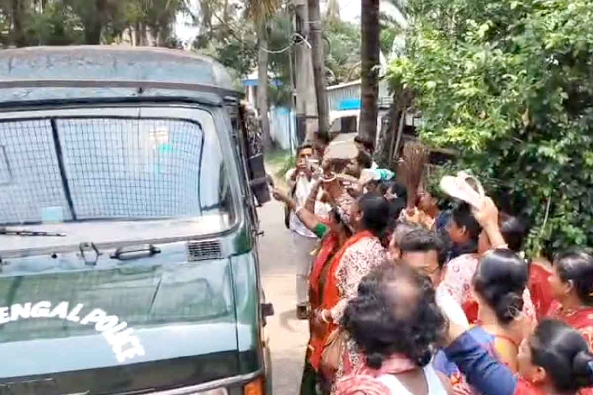 দীর্ঘদিনের ‘অত্যাচারে’ ক্ষোভ, ধৃত তৃণমূল নেতাকে ঝাঁটা-জুতো মহিলাদের! থানার সামনেই বিক্ষোভ