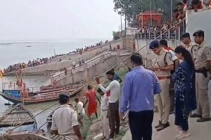 মাঝগঙ্গায় হঠাৎ রাক্ষুসে হাওয়া! পাটনায় যাত্রীবাহী নৌকো ডুবে মৃত ৩, প্রকাশ্যে ভিডিও