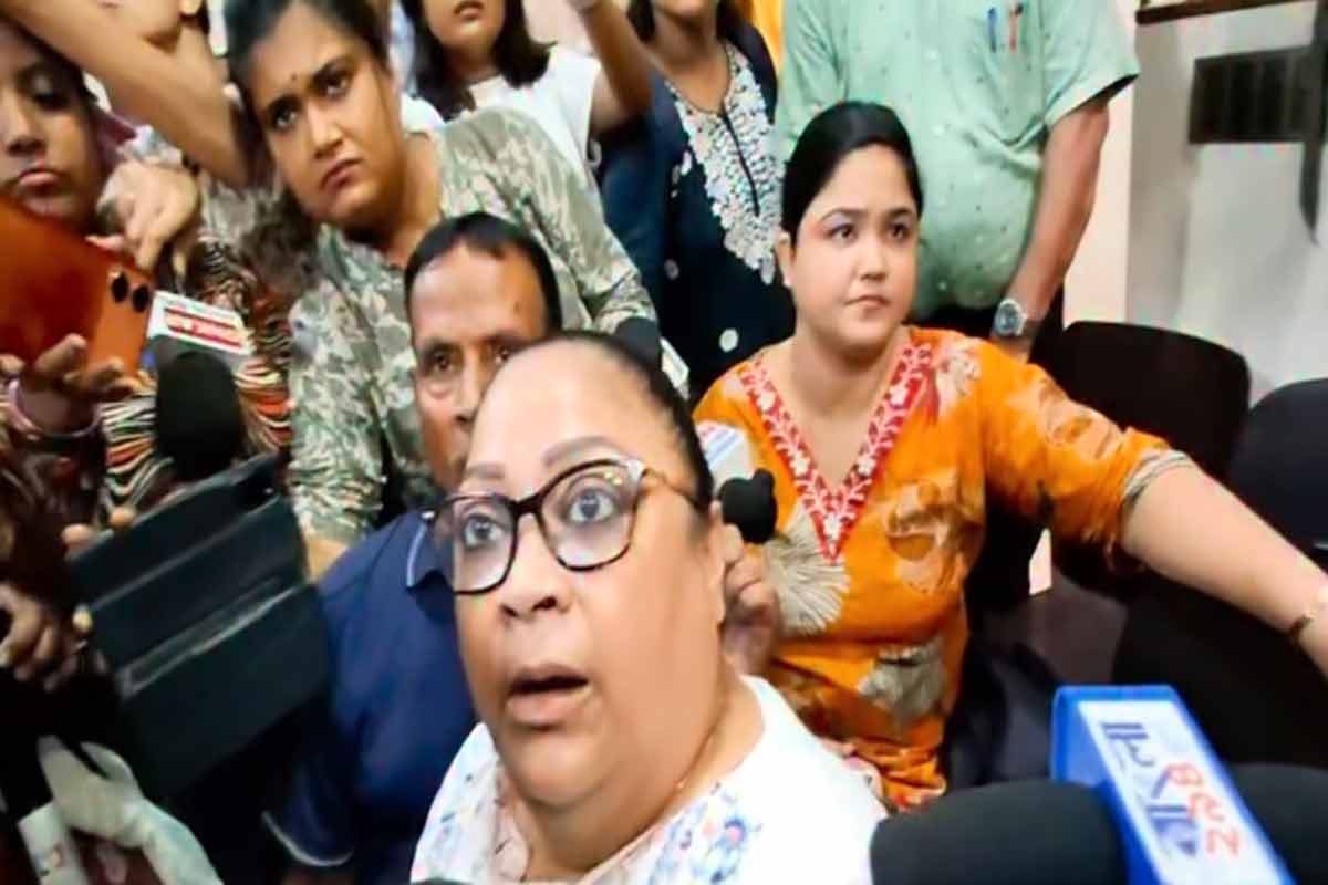 দিনভর উত্তেজনার পর বউবাজার থানায় পিয়া, ‘অভব্য আচরণকারী’দের বিরুদ্ধে দায়ের অভিযোগ