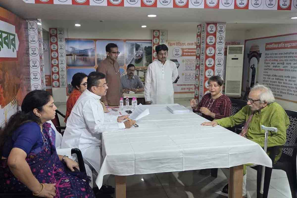 ভিটে কেড়েছে জয়দেব-সোনা পাপ্পুরা! বিচার চেয়ে ‘জনতার দরবারে’ অশক্ত ৮০ বছরের বৃদ্ধ