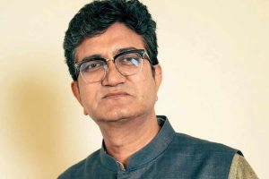 গানের দুনিয়া ছাড়িয়ে মুকুটে নয়া পালক! প্রসার ভারতীর প্রধান গীতিকার প্রসূন যোশী