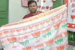 ‘ঘাসফুল ঝরেছে, পদ্ম ফুটেছে’, রানাঘাটের তাঁতের শাড়িতেও এবার বিজেপির বঙ্গজয়ের বার্তা