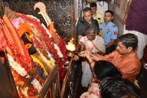 রাজ্যে পালাবদলের পরদিনই কালীঘাটে সস্ত্রীক রাজ্যপাল, ‘শ্রীবৃদ্ধি ও সমৃদ্ধি’র কামনা