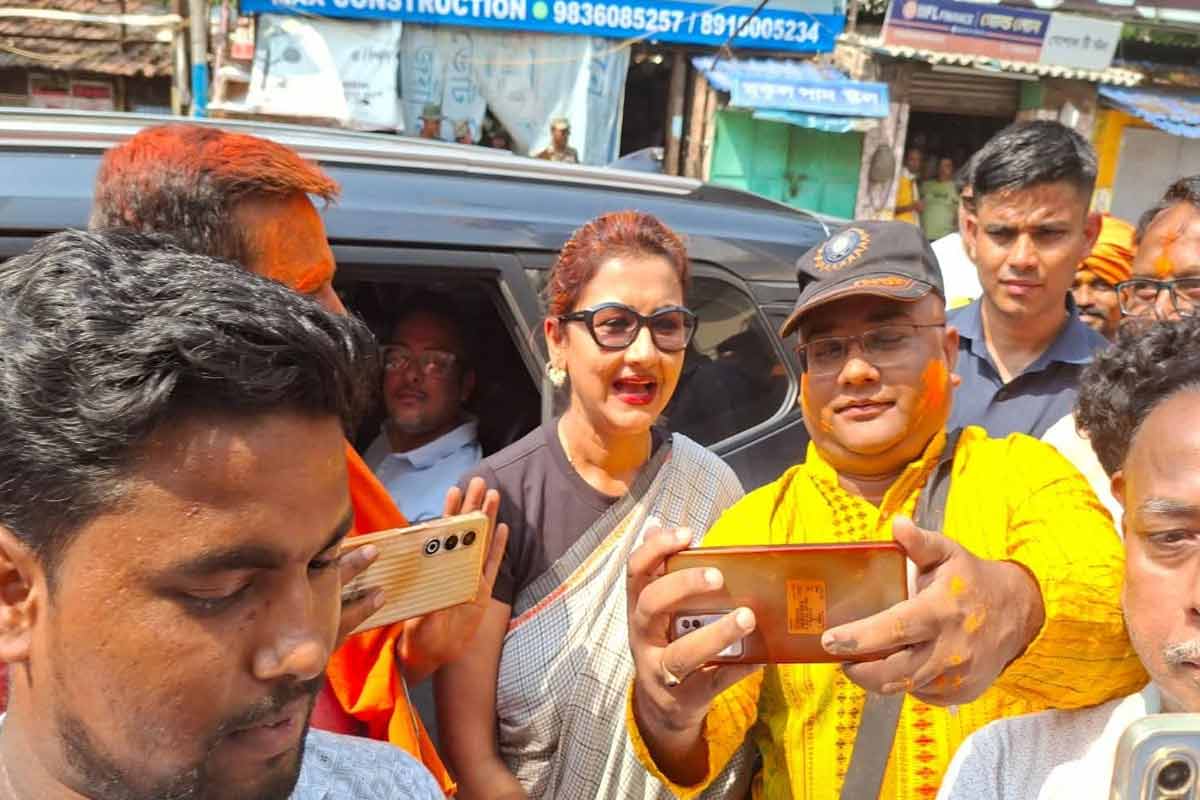 রচনার মুখে রামনাম! তৃণমূলের ভরাডুবির মাঝেই বিজেপি কর্মীদের সঙ্গে তুললেন সেলফি