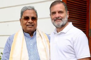 কর্নাটকে চাওয়া-পাওয়ার খেলা! কুর্সি ছেড়ে রাহুলের হাতে দাবির তালিকা ধরালেন সিদ্দা