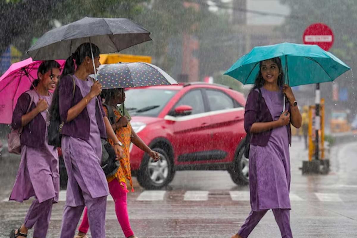 আর পনেরো দিনেই দেশে ঢুকছে বর্ষা! প্রাক-বর্ষার বৃষ্টির মধ্যেই সুখবর হাওয়া অফিসের