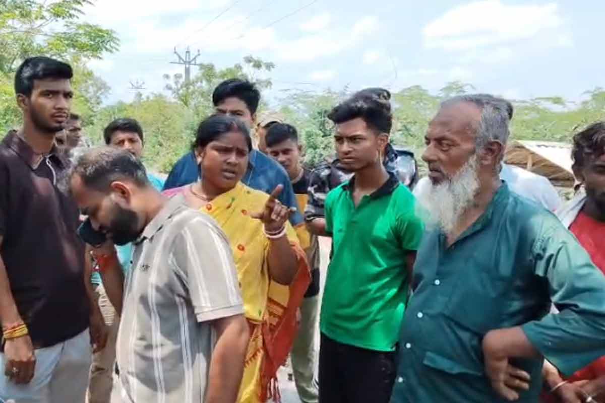 ‘রণংদেহি’ সন্দেশখালির রেখা, হাতেনাতে ‘বেআইনি’ গরু বিক্রি রুখলেন বিজেপি বিধায়ক